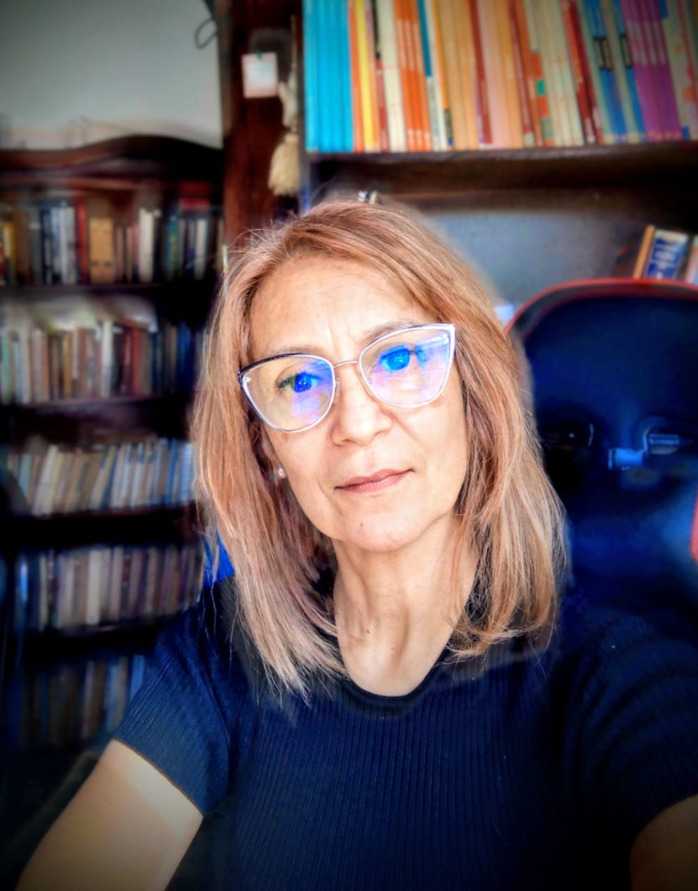 Retrato de María Eva Suarez en su biblioteca